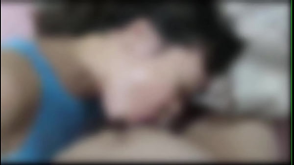 Japonesa casada de lingerie azul, faz oral, leva metida e goza gemendo
